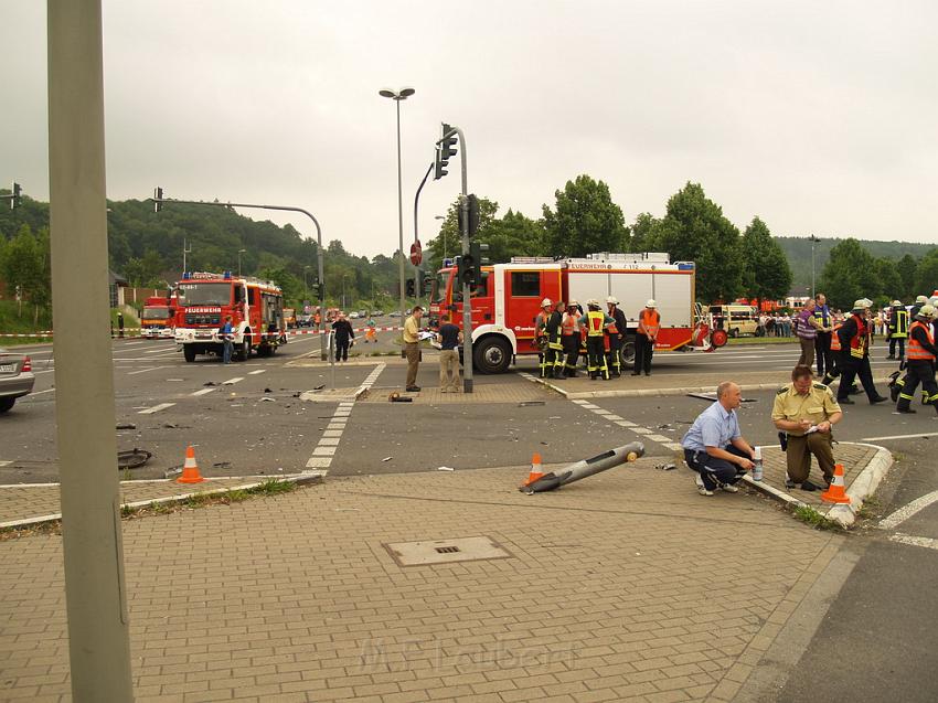 Schwerer Unfall mit Reisebus Lohmar Donrather Dreieck P389.JPG